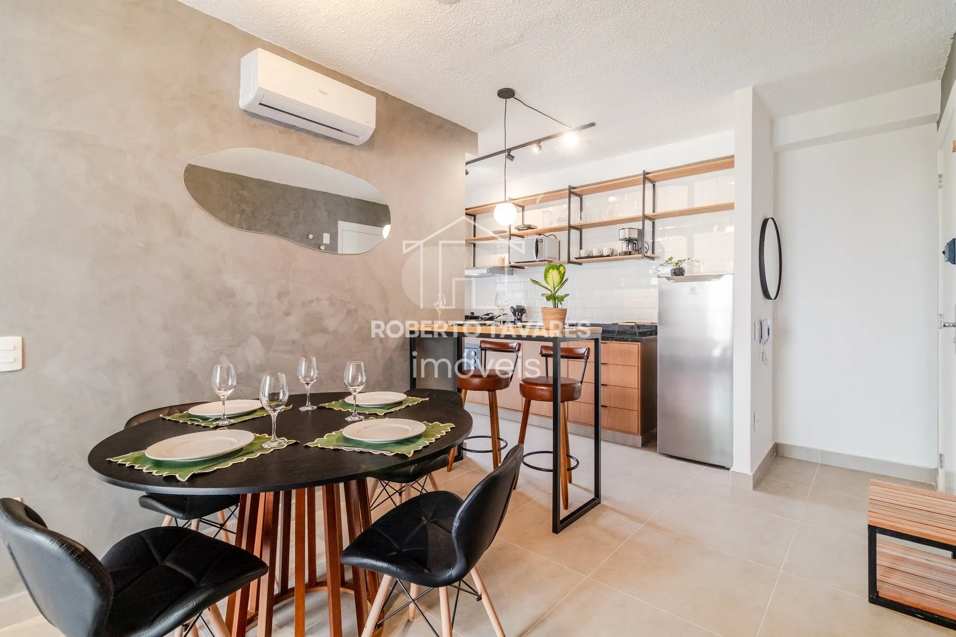 Imagem Apartamento totalmente mobiliado. VENDA DE PORTEIRA FECHADA - O imóvel conta com 2 quartos, sendo 1 suíte, além de uma vaga de garagem.