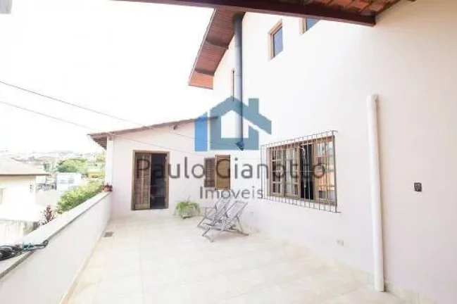 Imagem Casa estilo chácara c/ galpão próxima ao Centro de Cotia