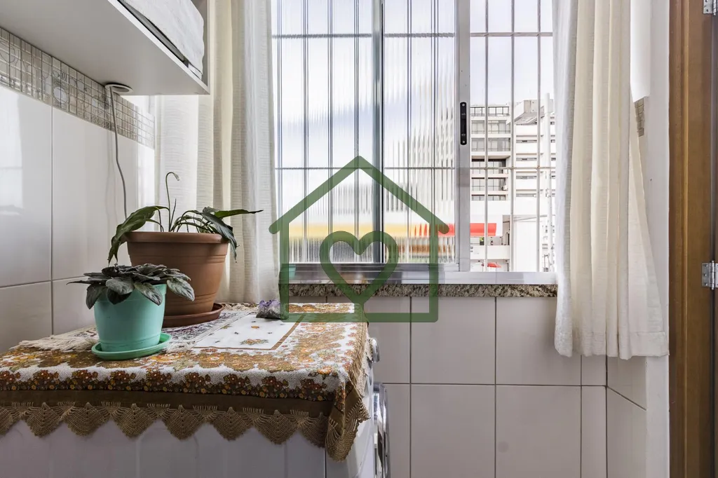 Imagem Apartamento de frente, reformado, excelente iluminação natural e ventilação cruzada. 
 
 Diferen...