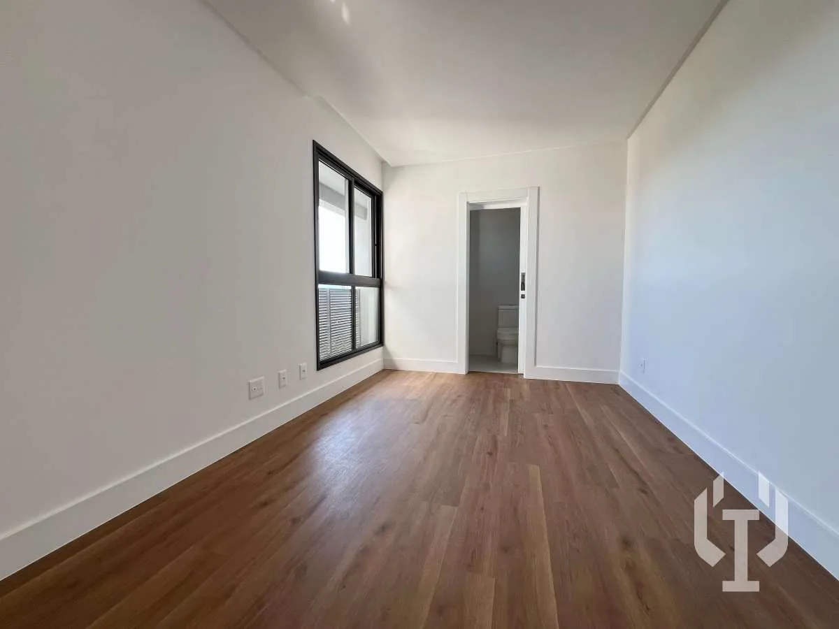 Imagem Apartamento 3 Suítes Quadra Mar em Meia Praia