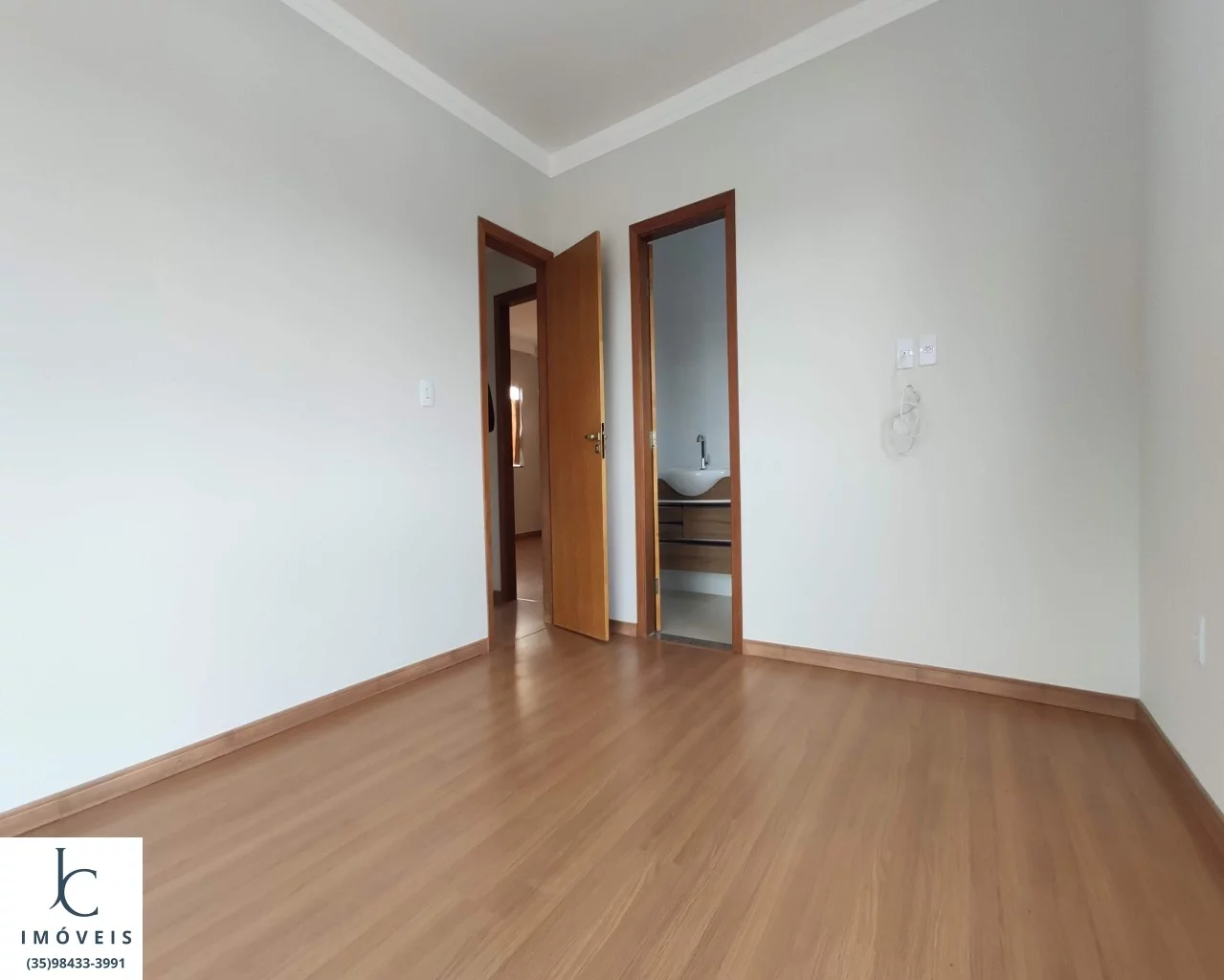 Imagem Casa à venda em condomínio horizontal fechado em São Lourenço MG. Portaria 24 h., bem localizado em bairro nobre.