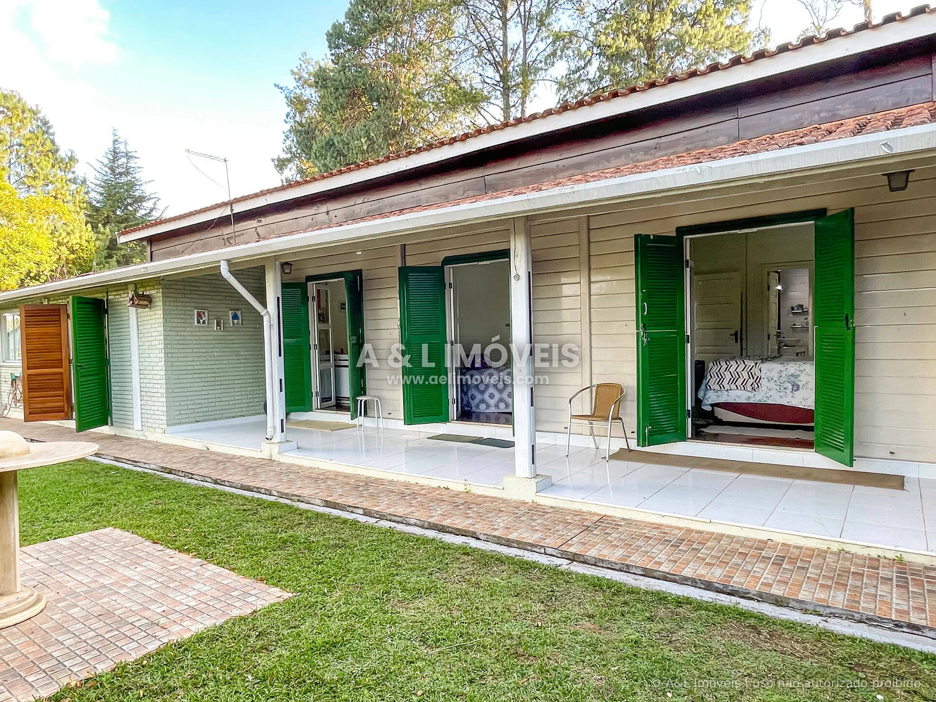 Imagem Casa à Venda em Campos do Jordão | 5 Dorms., Lareira e Deck Panorâmico