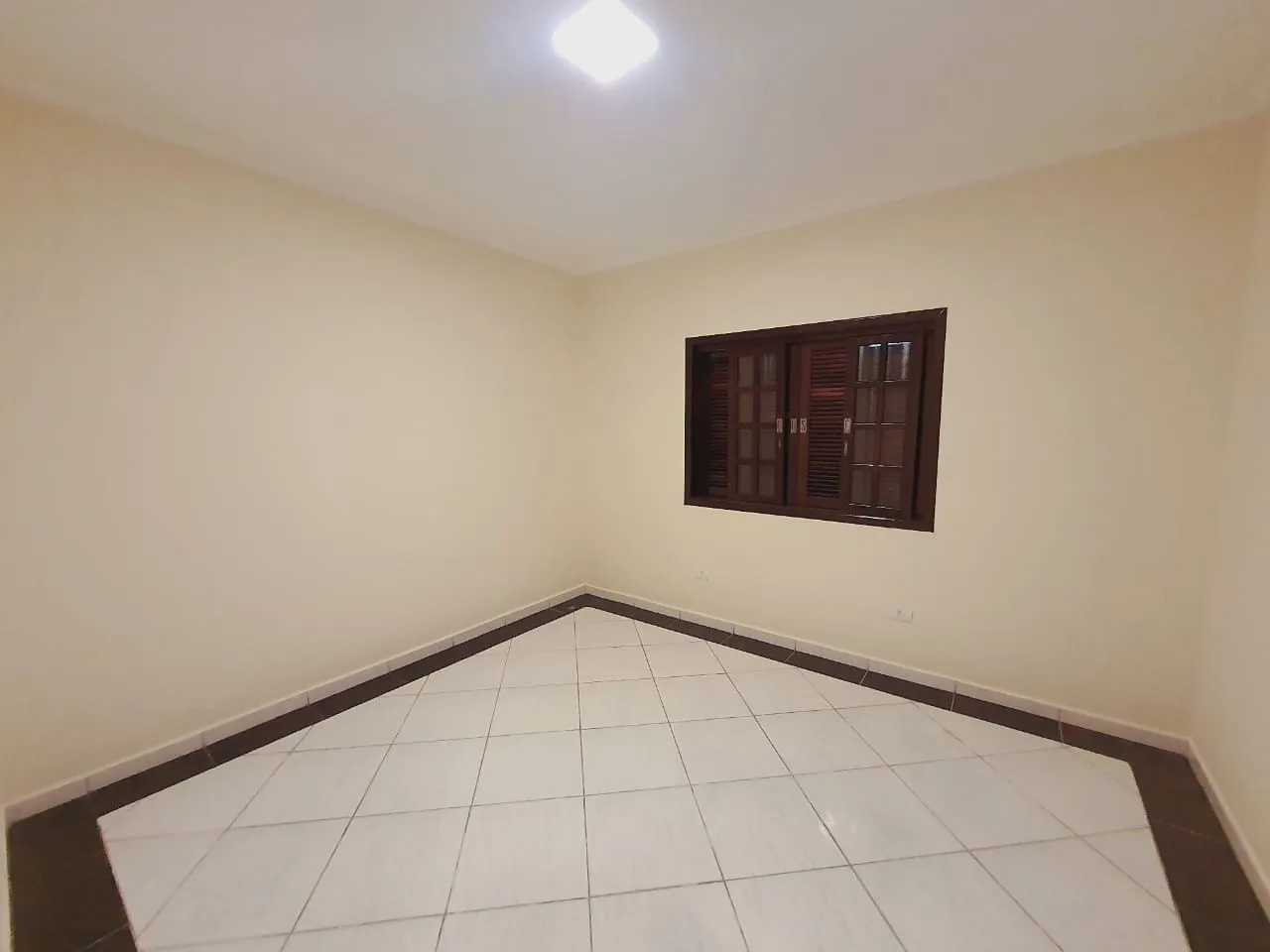 Imagem "Espaço e Conforto para sua família: Casa com Terreno inteiro, para venda e locação, 4 Dormitórios e Quintal Amplo à Venda"