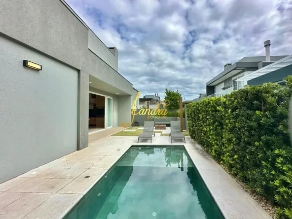 Imagem Excelente Casa no Condomínio Capão Ilhas! Estilo Contemporânea, mobiliada e decorada, composta por 03 suítes