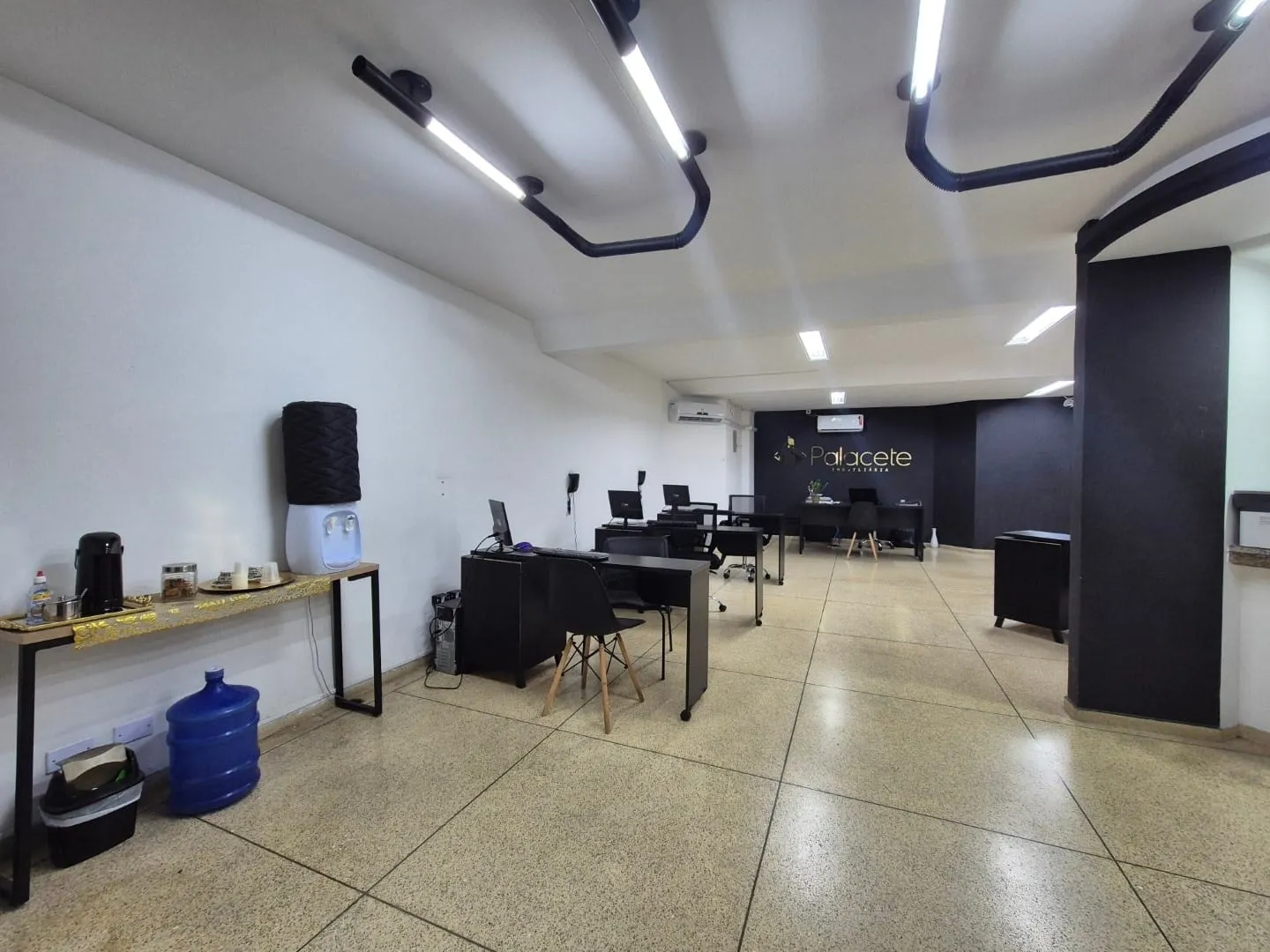 Imagem Amplo e Funcional Ponto Comercial no Térreo do Edifício Vieira Santos no Centro, Próximo a Tudo o Que Você Precisa