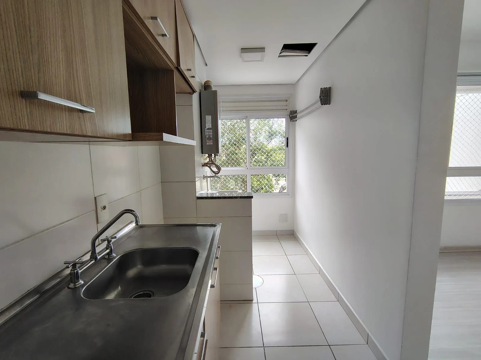 Imagem Apartamento de 2 dormitórios, living, cozinha planejada, área de serviço, banheiro social e 1 vaga de garagem escriturada.