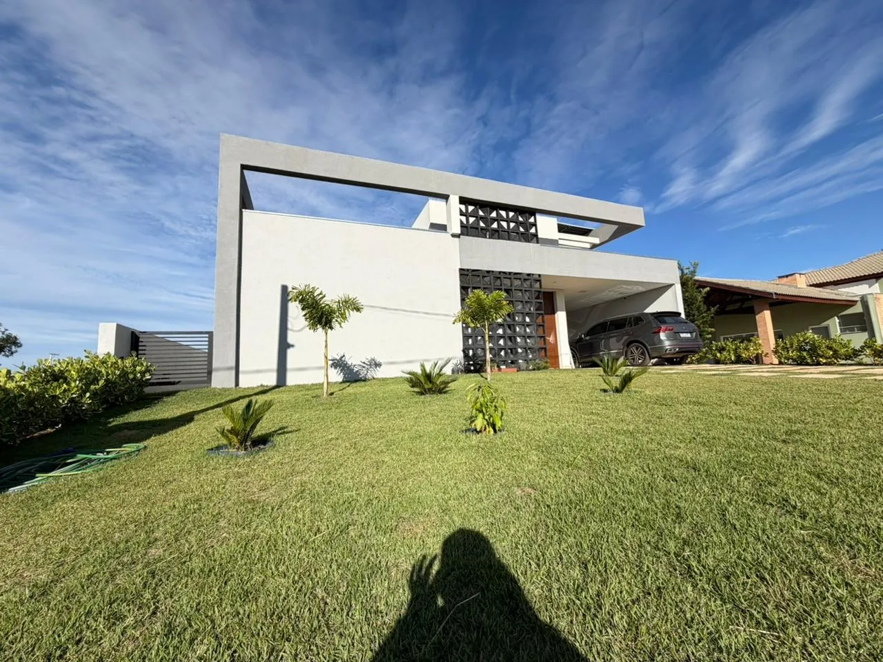 Imagem Casa mobiliada à venda no Riviera de Santa Cristina XIII, Setor Marina, com piscina e energia fotovoltaica