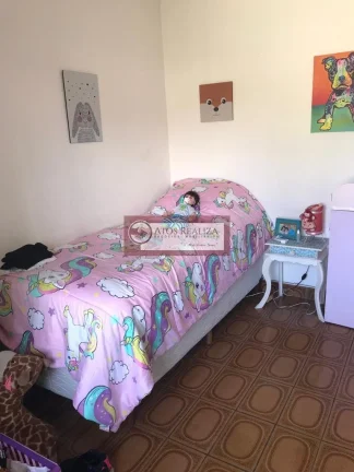 Imagem Vendo super oportunidade na vila inglesa, região do Jardim Alzira. Sobrado de 116m2, com 3 Dormitorios, sendo 1 Suíte, todos com Armários, quatro de empregada, 2 vagas de garagem com luz automática, portão automático, corredor lateral, 2 Caixa d'água de 5