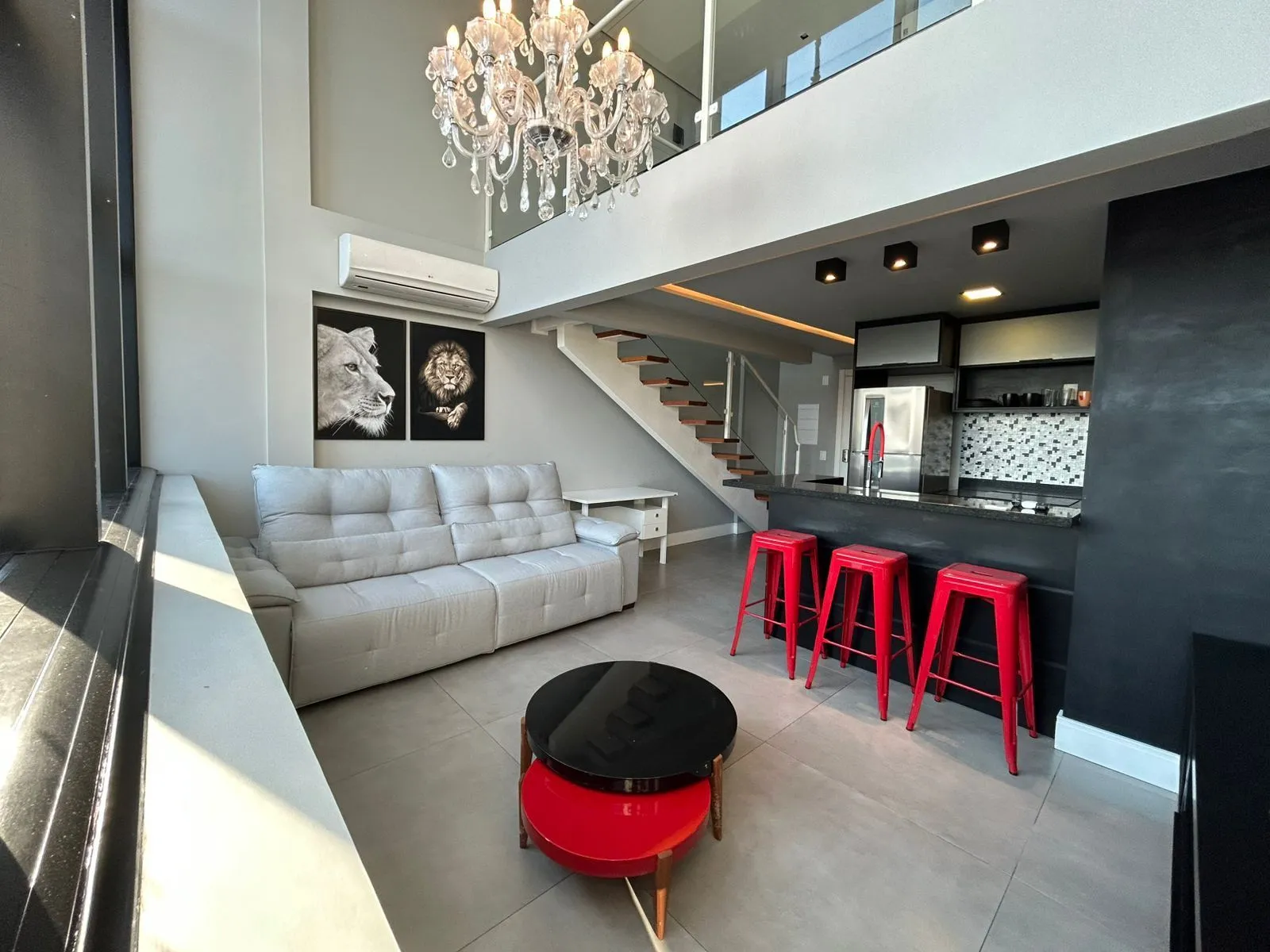 Imagem Apartamento duplex a venda, mobiliado e decorado, planta de 57 m2 com 1 dormitório, 2 vagas e 1 depósito.