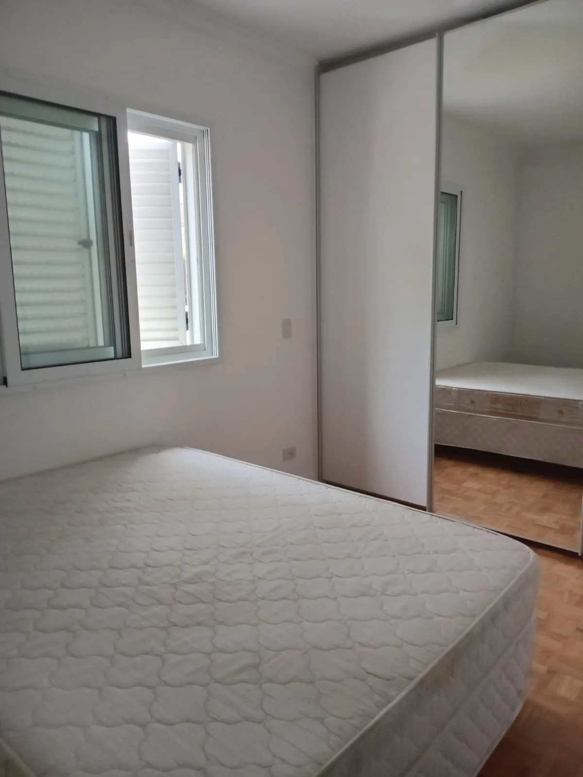 Imagem Aluguel de Casa em Condomínio de Luxo no Tamboré, Santana de Parnaíba-SP: 4 quartos, 1 suíte, 1 sala, 2 banheiros, 4 vagas de garagem, 320m².