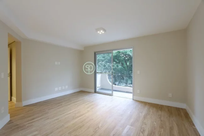 Imagem Conforto e praticidade são reunidos neste apartamento de três suítes no Campo Belo. Saindo do hal...