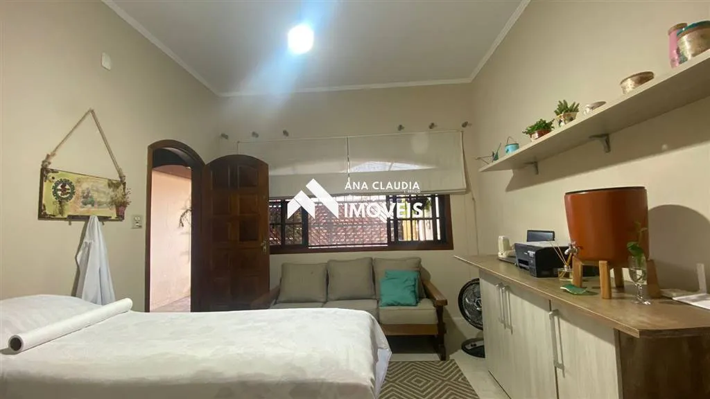 Imagem Casa bem localizada na praia de Mongaguá lado serra , próxima ao centro da cidade e a 450 metros da praia....