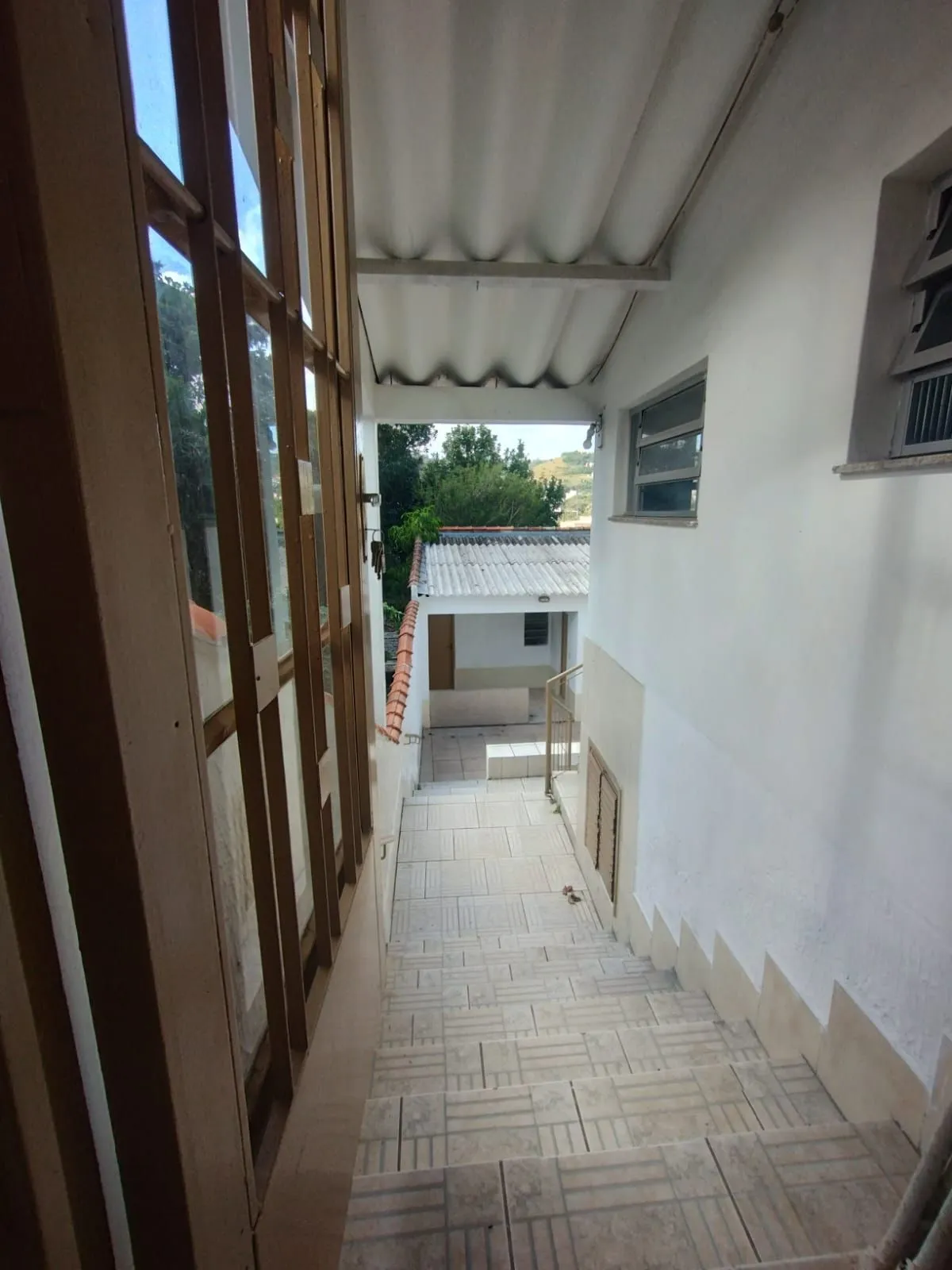 Imagem Excelente Casa com 03 suítes + Apto nos fundos com 01 Dor. Garagem 3 carros