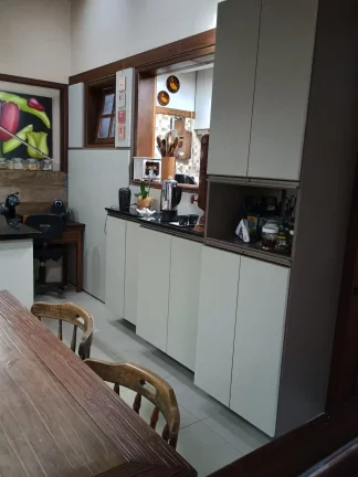 Imagem Espaçosa casa em Garopaba-SC: 3 dormitórios, suíte, jardim e documentação completa.