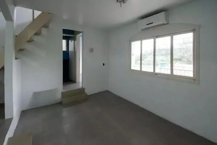 Imagem VENDE - AMPLA CASA RESIDENCIAL COM PISCINA E 5 VAGAS