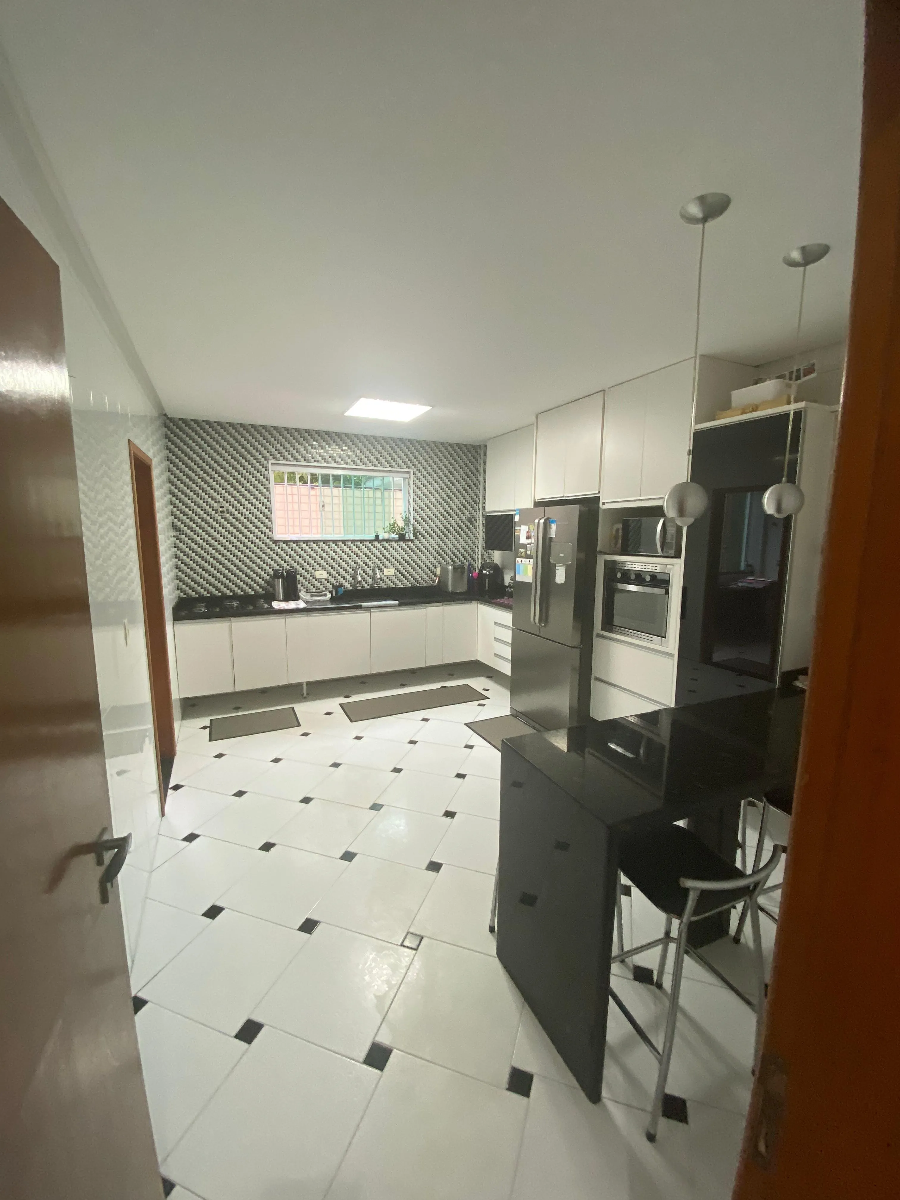 Imagem Residência Exclusiva no Embaré: Elegância, Conforto e Sofisticação em Cada Detalhe