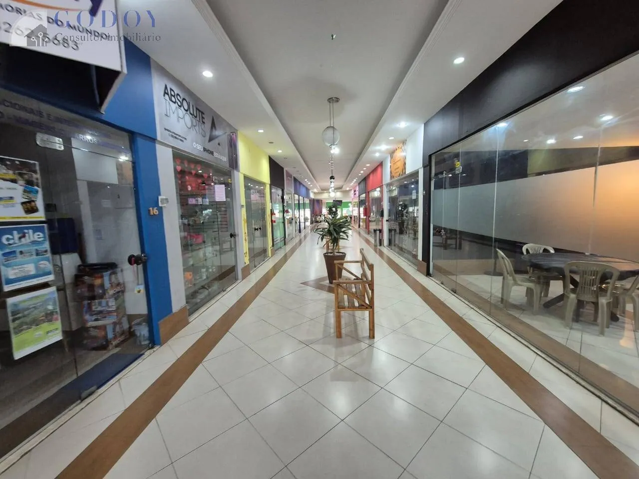 Imagem Investimento: Centro Comercial com 28 Lojas e Piso Superior Privado
