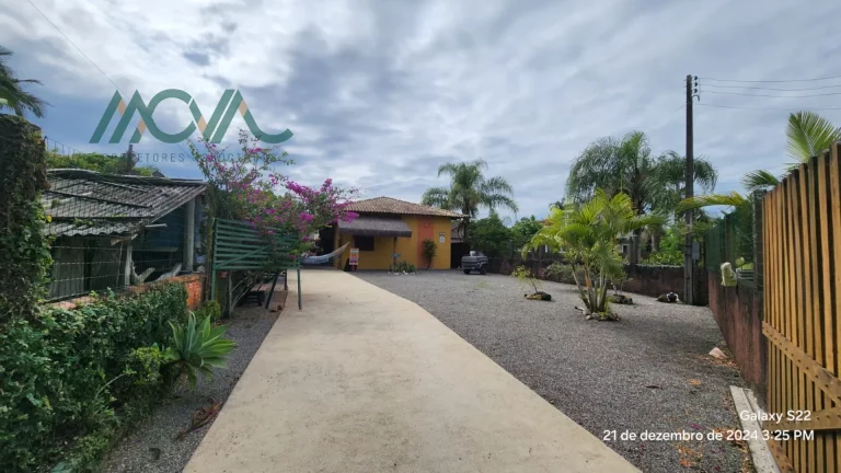 Imagem Casa à Venda em Itapoá SC, 3 Dormitórios, Próxima à Praia e Comércio Local