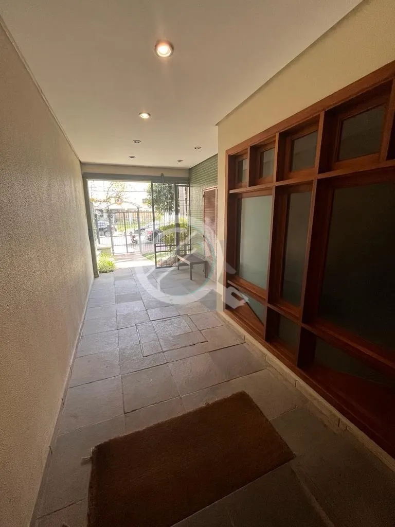 Imagem Sala comercial exclusiva de 40 m², com ótima iluminação, vista arborizada e lavabo. Imóvel deso...