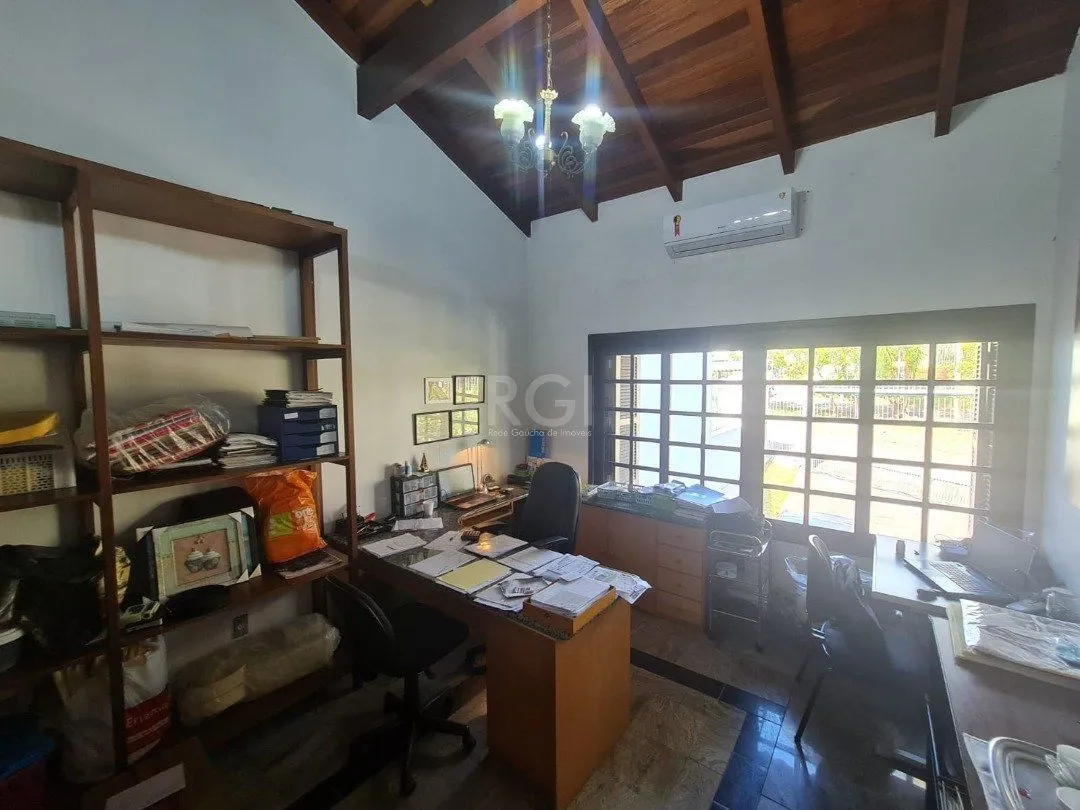 Imagem Casa para Venda - 464m², 5 dormitórios, sendo 4 suites, 4 vagas - Nonoai