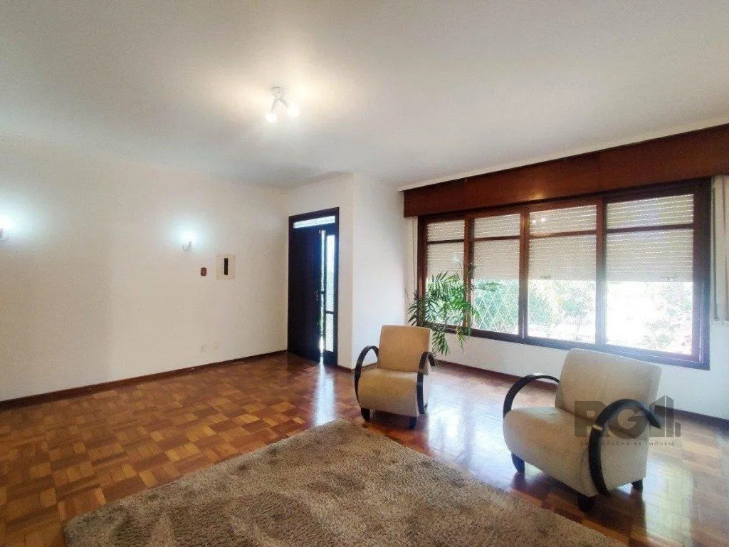 Imagem Excelente casa de 290m² com 4 dormitórios e 4 vagas
