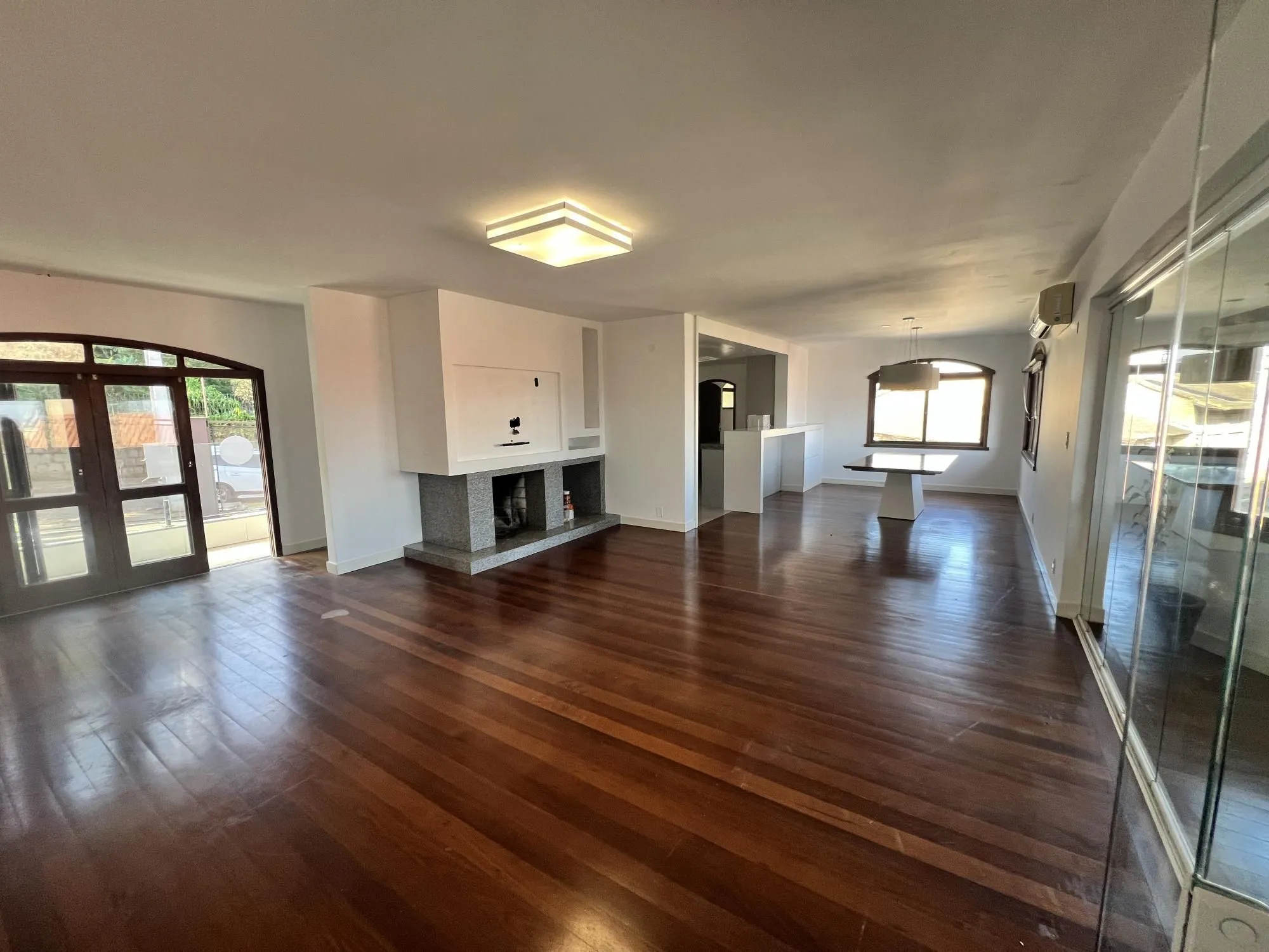 Imagem Belíssima casa no Bairro Tristeza com 645m²