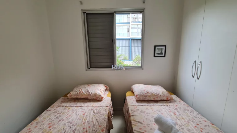 Imagem Vende um aconchegante apartamento de 51m², com dois dormitórios sendo uma suíte, uma vaga coberta