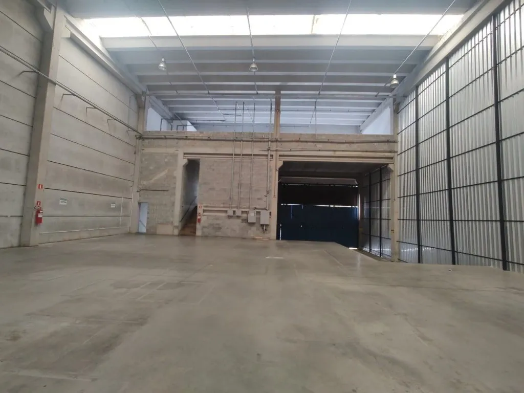 Imagem Galpão Comercial para Locação em Diadema-SP, Bairro Piraporinha: 1.025m², 7 Banheiros - Oportunidade Imperdível!