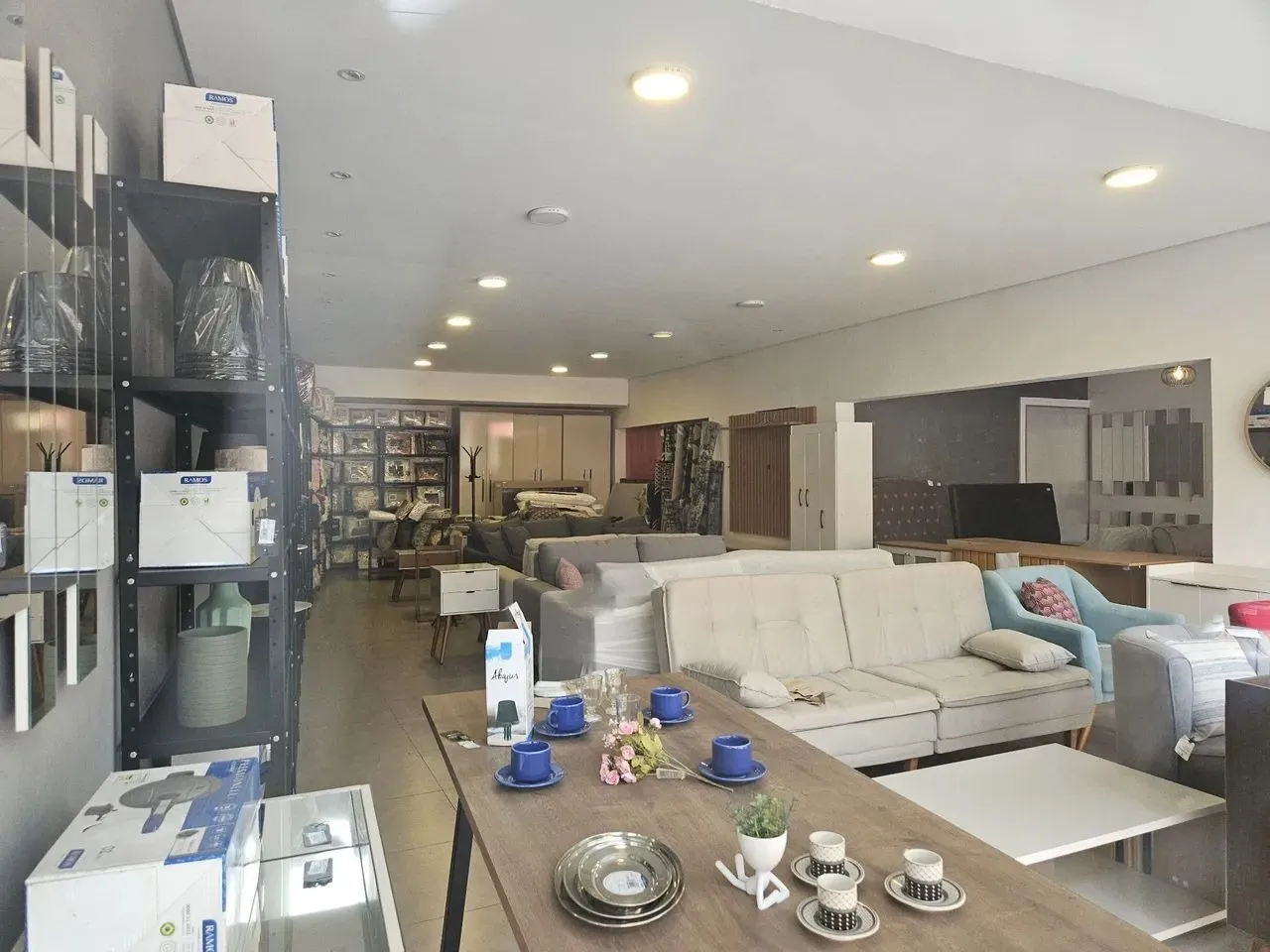 Imagem Salão comercial à venda em Sorocaba-SP: 1 sala, 1 banheiro, 3 vagas, 170m² no Quintais do Imperador