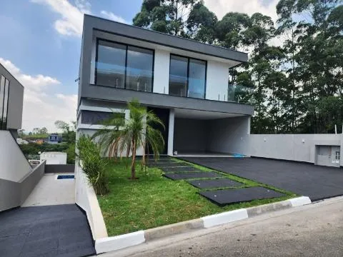 Imagem VENDA DE SOBRADO MODERNO NO CONDOMÍNIO ARUJÁ V, EM ARUJÁ/SP, com 300m², 04 suítes, sala 03 ambientes, piscina e garagem para 04 carros. CONSULTE-NOS.