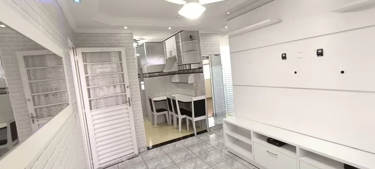 Imagem APARTAMENTO NO CONDOMÍNIO ALPHA II 2 DORMITÓRIOS COM ARMÁRIOS PLANEJADOS E COM PISO LAMINADO