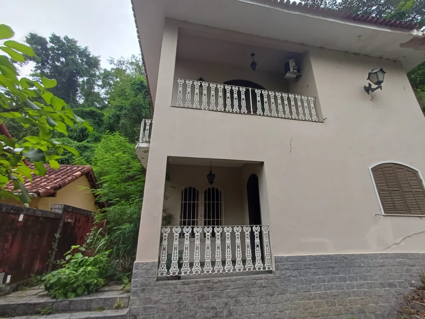 Imagem Ótima casa duplex espaçosa com 5 quartos e área de lazer!