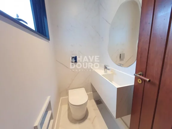 Imagem Casa em condomínio com 4 suítes em terreno plano no Comary!