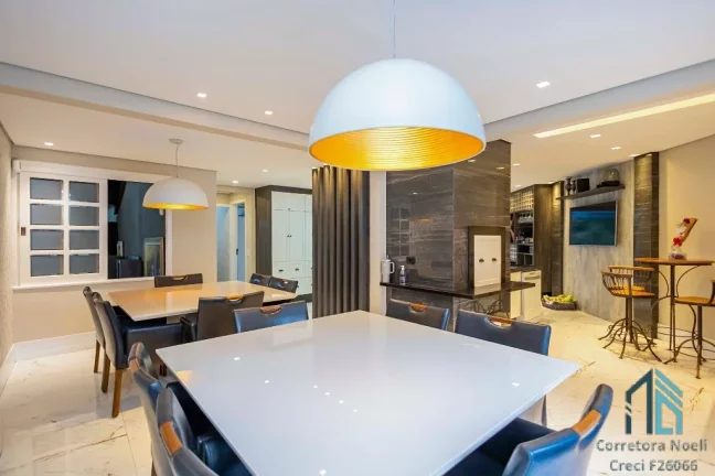 Imagem Casa Alto Padrão, amplo terreno, 03 quartos c/suíte, piscina, 8 vagas, em Santa Felicidade Curitiba PR