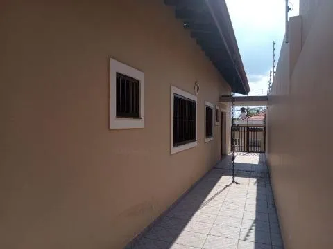 Imagem LOCAÇÃO COMERCIAL DE CASA NO JARDIM PLANALTO, EM ARUJÁ/SP, 400m² com 4 dorm, 3 salas, quintal amplo, churrasqueira e garagem p/ 4 autos. CONSULTE-NOS.