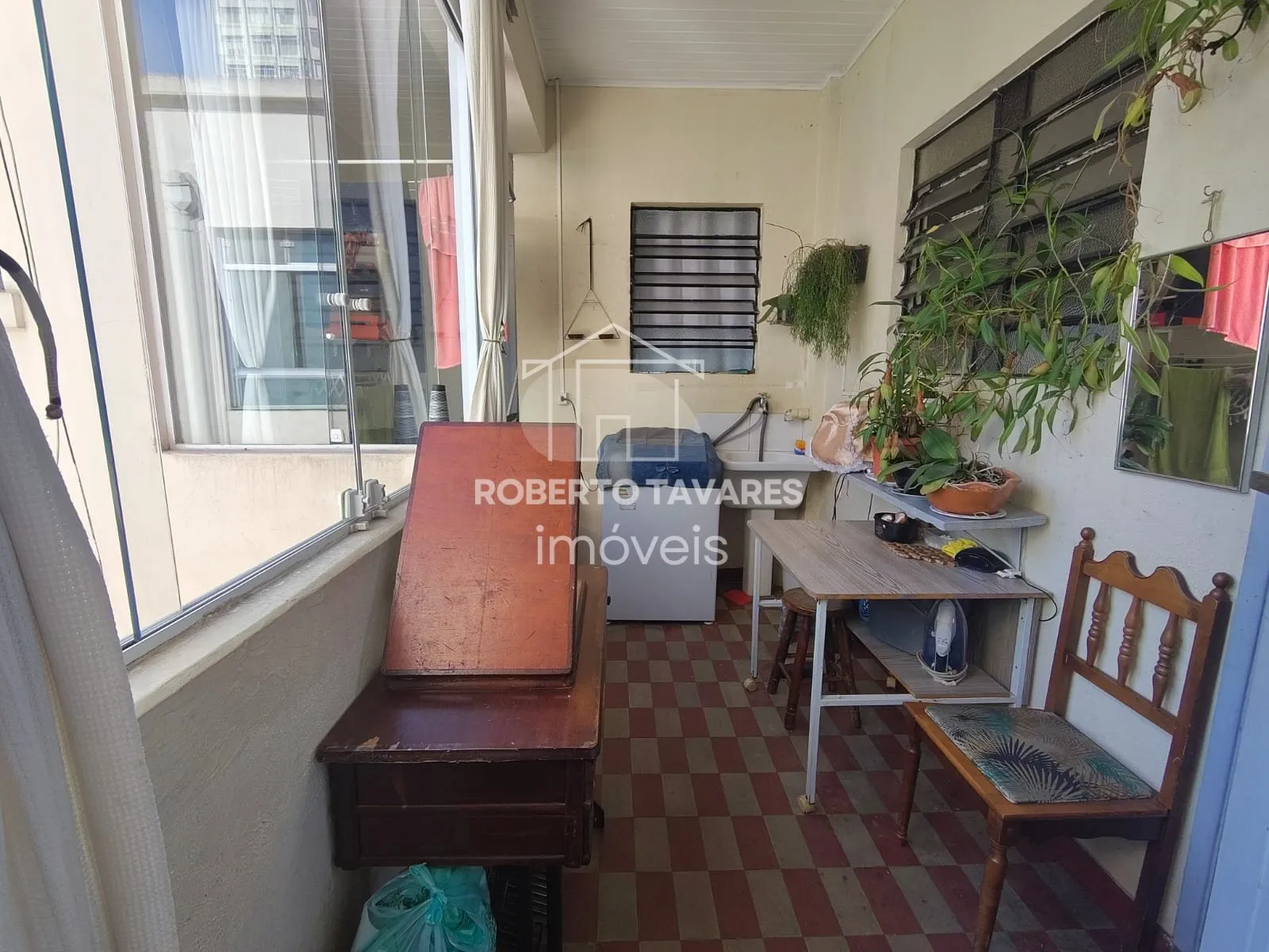 Imagem Apartamento com 2 dormitórios, sala para dois ambientes, cozinha, banheiro, quarto de serviço e banheiro, 1 vaga de garagem....