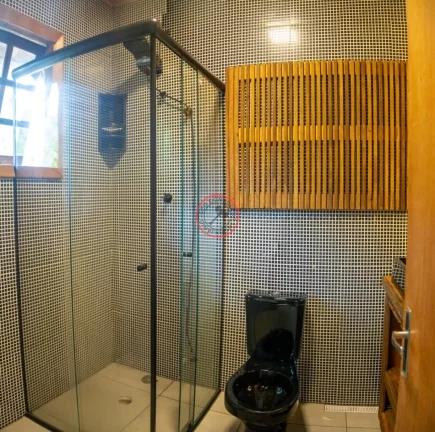 Imagem CASA NO SERTÃO DE CAMBURI, COM 3 DORMÍTORIOS, SENDO UMA SUÍTE, SALA AMPLA, AREA GOURMET, JARDIM EM TERRENO DE 405 MT