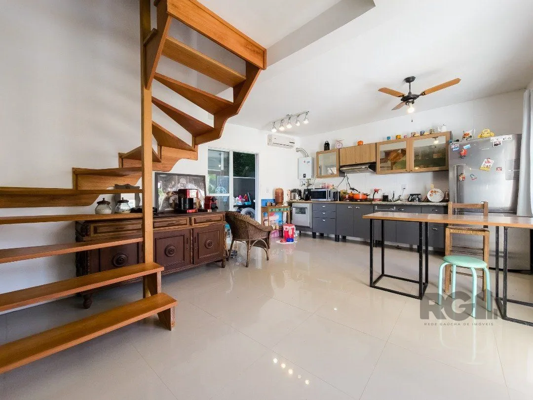Imagem Living em dois ambientes com cozinha americana, lavabo, pátio, lavanderia. o3 dormitórios sendo 01 suíte, banheiro social e sótão. Duas vagas de garagem.