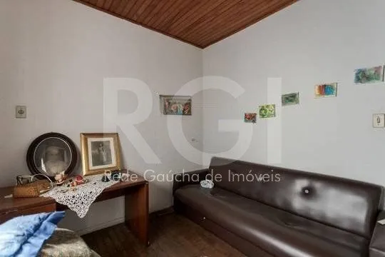 Imagem Casa composta por seis(6) dormitórios, no bairro Passo da Areia em Porto Alegre/RS.