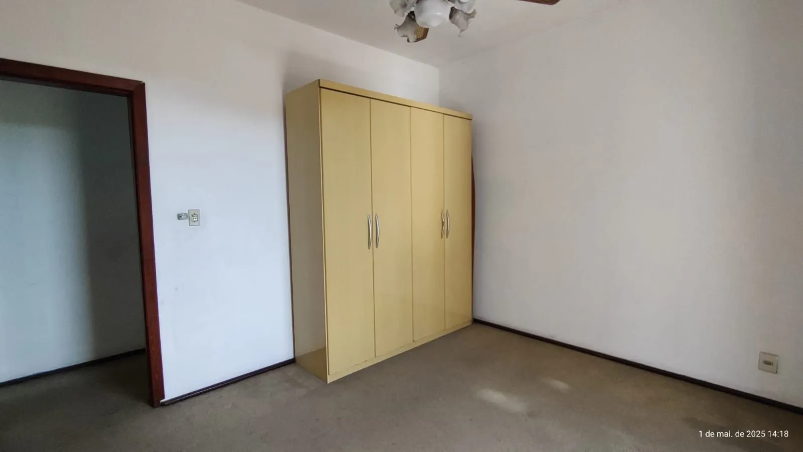 Imagem Apartamento de 4 dormitórios, 2 suítes, living amplo e arejado com sacada.