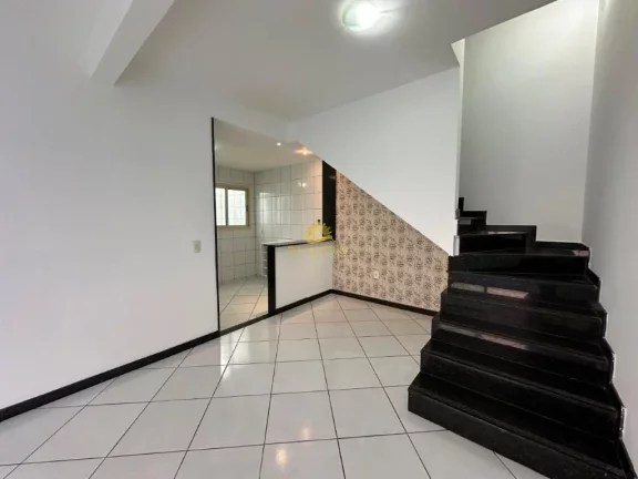 Imagem Descubra a tranquilidade e a conveniência de morar em uma casa duplex charmosa e completa em Guarap...