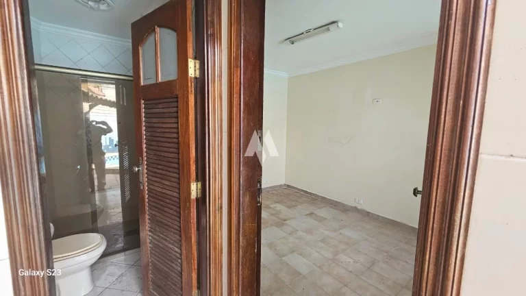 Imagem Casa com 4 dormitórios + 1 suíte + edícula em Ponta da Praia, Santos/SP