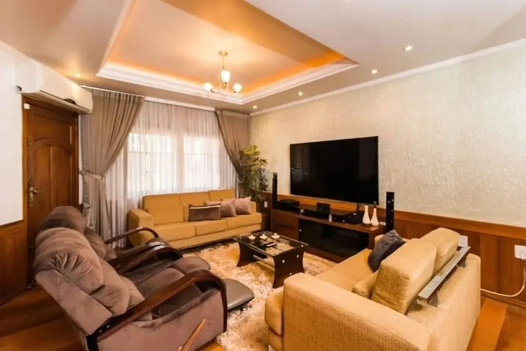 Imagem Casa com 3 dormitórios de 278m² à venda no Bairro Jardim Itú Sabará