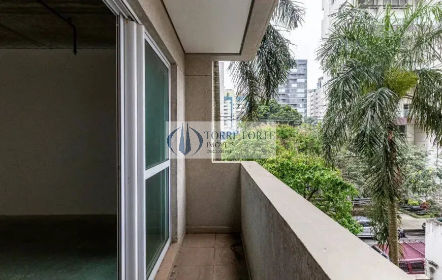 Imagem Sala comercial nova, com 44 m², 2 banheiros e sacada, excelente localização