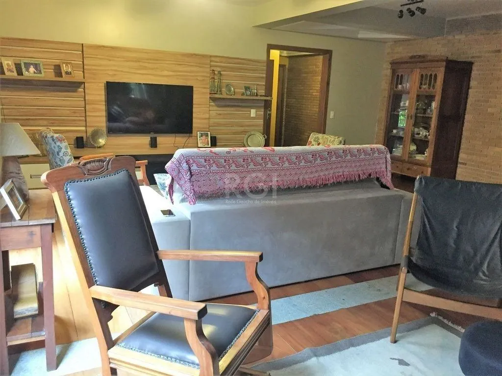 Imagem Casa de 270m² - 3 dormitórios, 1 suíte, churrasqueira, pátio e 3 vagas de garagem