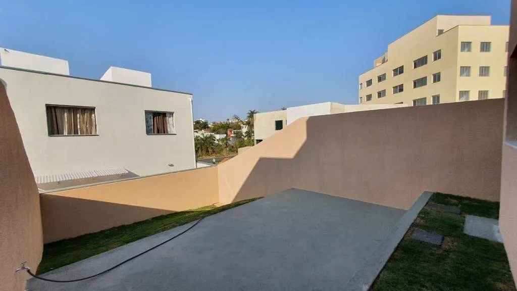 Imagem Casa duplex à venda, 3 quartos, 1 suíte, 2 vagas, Novo Centro - Santa Luzia/MG