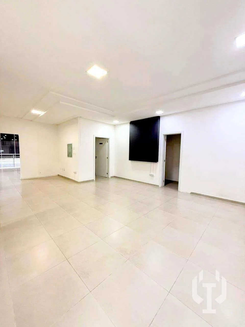 Imagem Sala comercial para alugar, MEIA PRAIA, 131m2