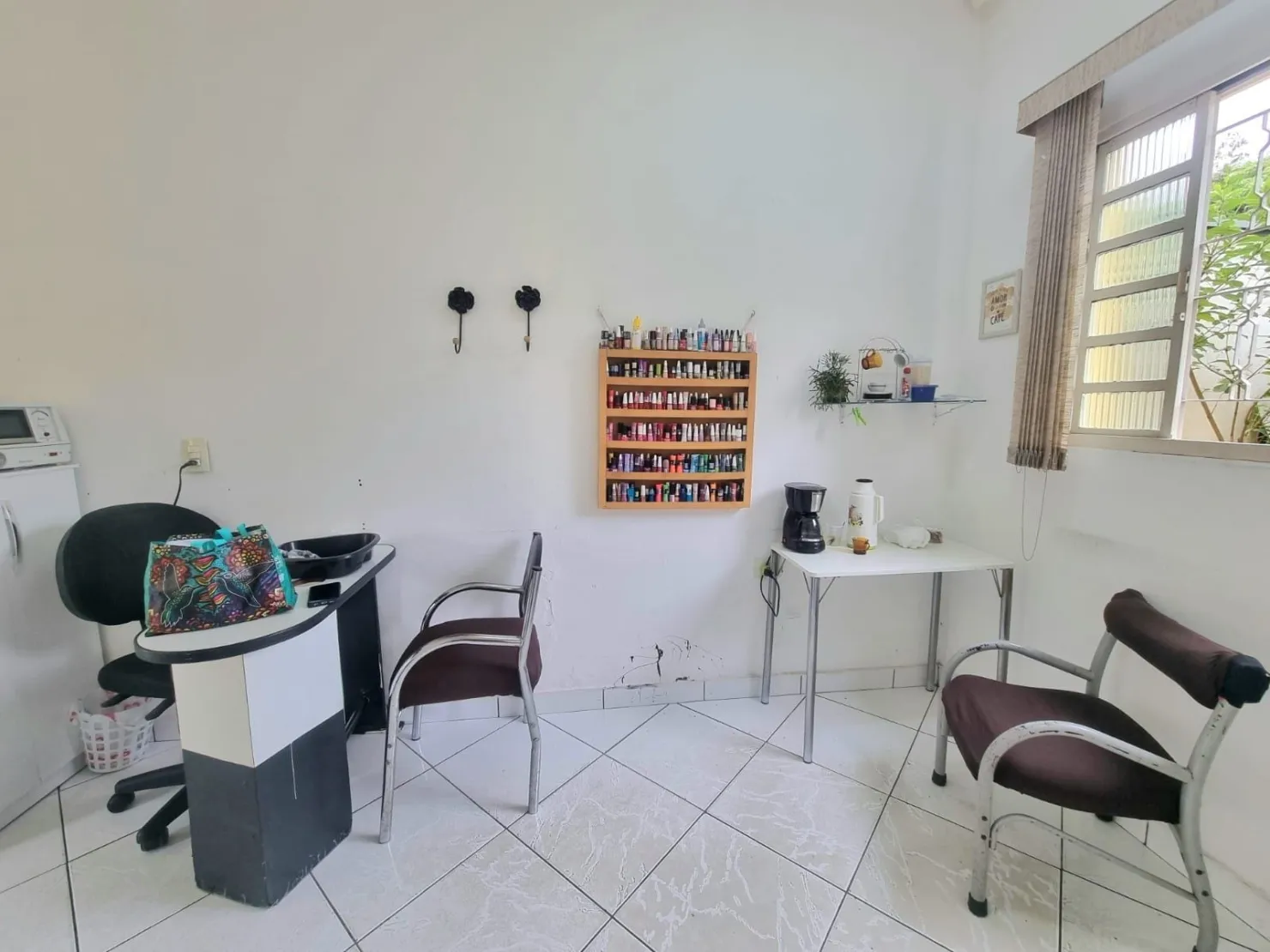 Imagem Linda Casa Térrea com Salão Comercial em Excelente Localização: 3 Dormitórios, Quintal Amplo e Tranquilidade Garantida a 5 Minutos do Centro da Cidade