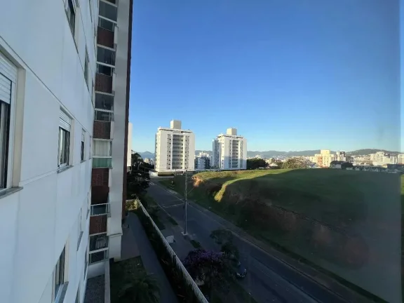 Imagem Apartamento com 2 dormitórios sendo 1 suíte e 1 vaga de garagem em Florianópolis/SC