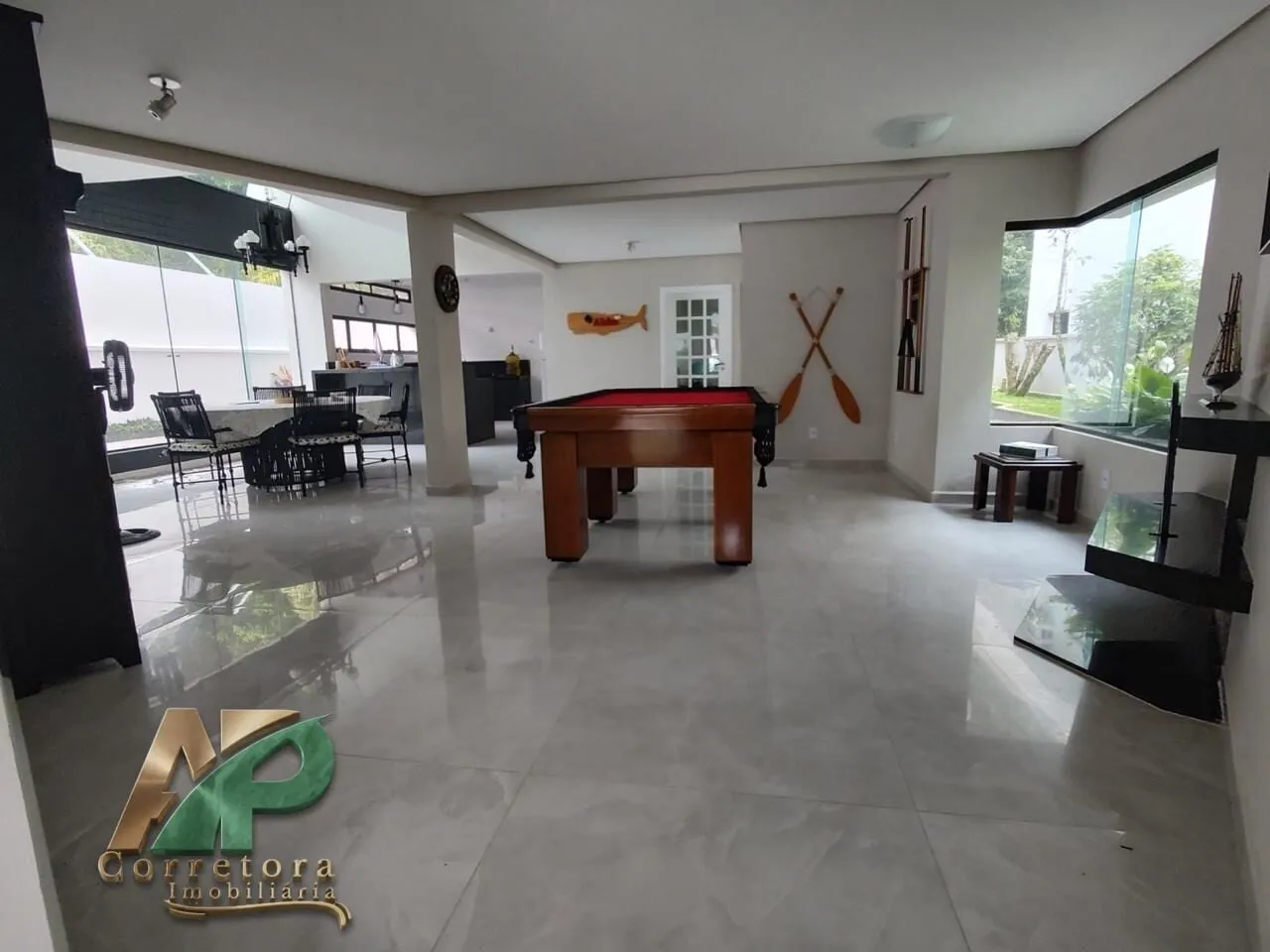Imagem Mansão de Luxo à Venda no Condomínio Jardim Pernambuco II - Praia do Pernambuco, Guarujá | 4 Suítes, Piscina e Alto Padrão